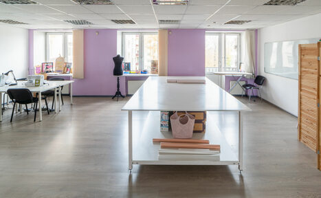 Арендовать Светлое помещение с оборудование для кройки и шитья