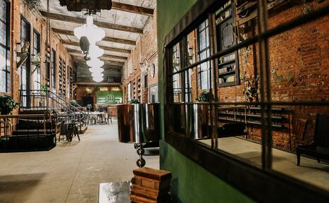 Арендовать Лофт с витражными окнами и высокими потолками