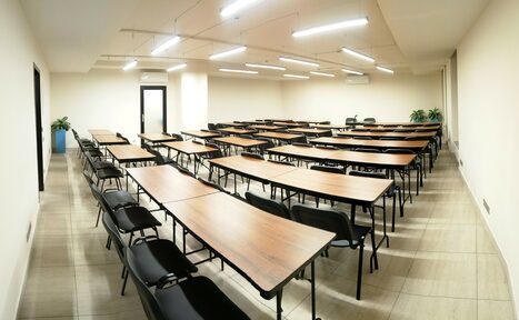 Арендовать Уник Зал с партами в центре 