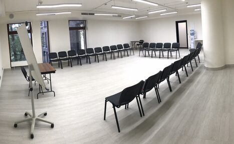 Арендовать Уник Зал с партами в центре 