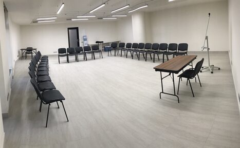 Арендовать Уник Зал с партами в центре 