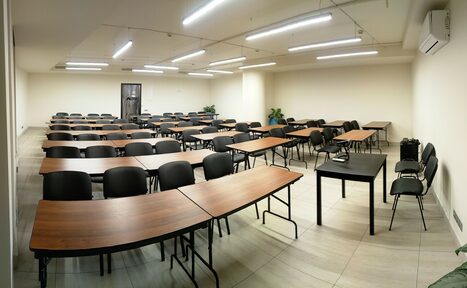 Арендовать Уник Зал с партами в центре 