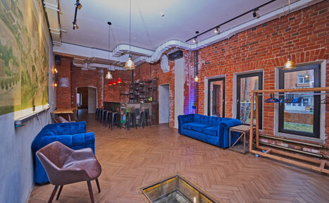 Арендовать Campus Loft. Лофт-пространство с синими диванами