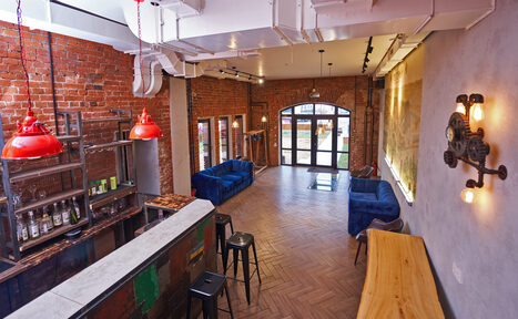 Арендовать Campus Loft. Лофт-пространство с синими диванами