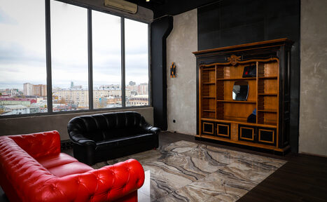 Арендовать Igloobar Лофт с красным кожаным диваном