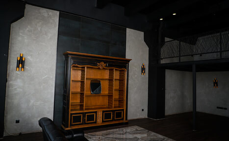 Арендовать Igloobar Лофт с красным кожаным диваном