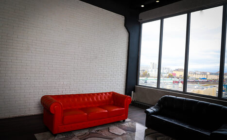 Арендовать Igloobar Лофт с красным кожаным диваном
