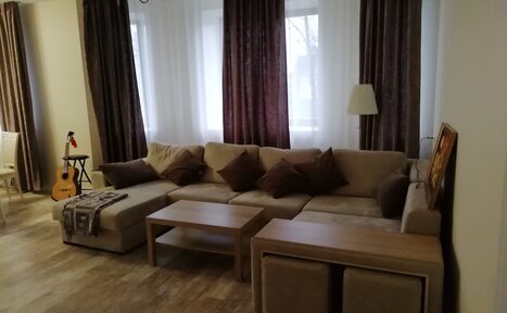 Арендовать Яркий зал в доме с закрытой территорией