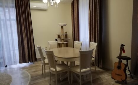 Арендовать Яркий зал в доме с закрытой территорией