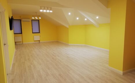 Арендовать Яркий зал в доме с закрытой территорией