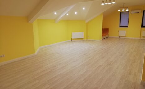 Арендовать Яркий зал в доме с закрытой территорией