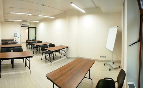 Арендовать Уник Светлый класс с партами