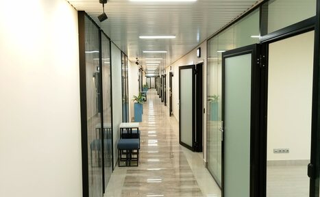 Арендовать Уник Светлый класс с партами