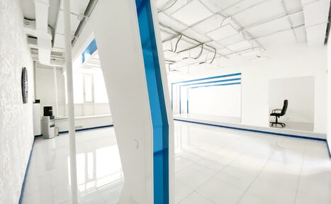 Арендовать Apriori Photo Белый лофт с неоновой подсветкой