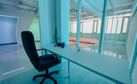 Арендовать Apriori Photo Белый лофт с неоновой подсветкой