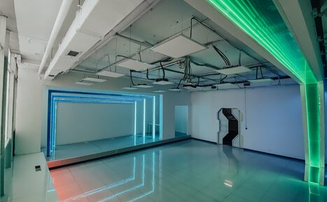 Арендовать Apriori Photo Белый лофт с неоновой подсветкой