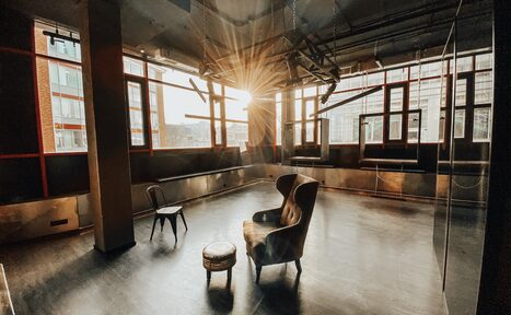 Арендовать Apriori Photo Лофт из красного кирпича с панорамными окнами