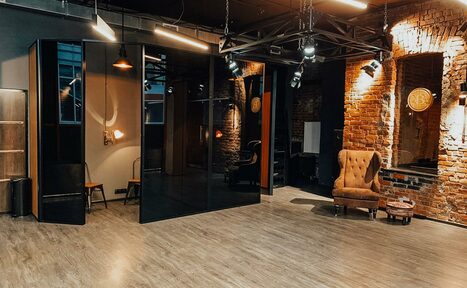 Арендовать Apriori Photo Лофт из красного кирпича с панорамными окнами