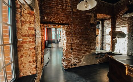 Арендовать Apriori Photo Лофт из красного кирпича с панорамными окнами