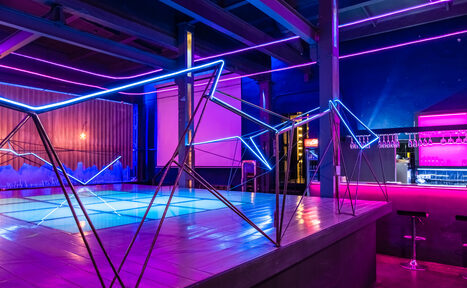 Арендовать NEON Bar. Лофт с неоновой подсветкой 