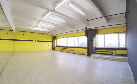 Арендовать JamTown Красочный зал с зеркальной стеной