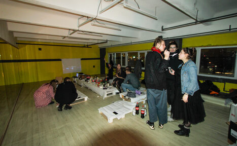 Арендовать JamTown Красочный зал с зеркальной стеной