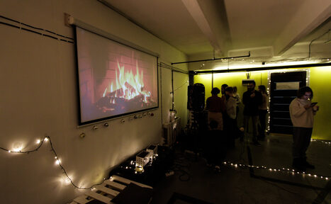 Арендовать JamTown Красочный зал с зеркальной стеной