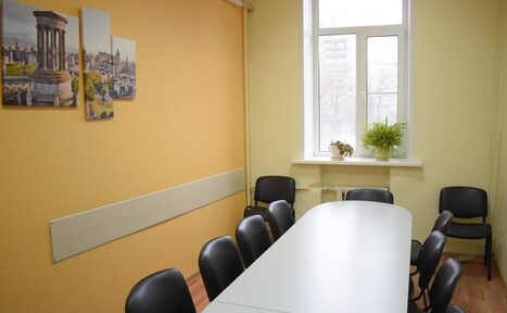 Арендовать Allada School (Аллада Скул).  Переговорная с овальным столом