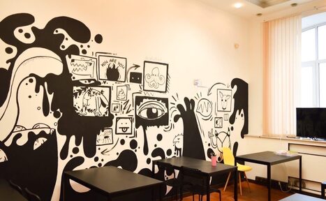 Арендовать DSGNclub Лофт с авторскими иллюстрациями на стенах