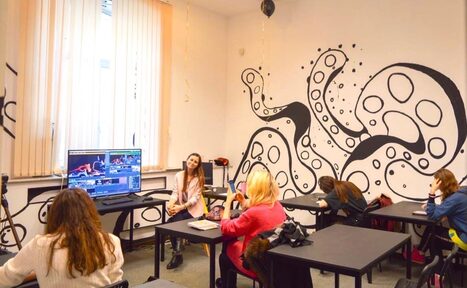 Арендовать DSGNclub Лофт с авторскими иллюстрациями на стенах