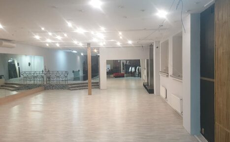 Арендовать Светлый зал с зеркальной стеной