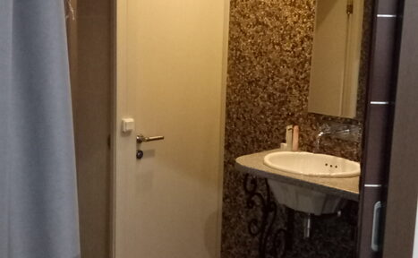 Арендовать Светлый зал с зеркальной стеной