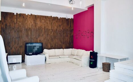 Арендовать Black and White Loft. Двойной лофт с фотозонами