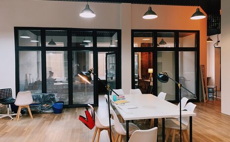 Арендовать Возьми Кисть Школа Рисования Студия в светлых тонах