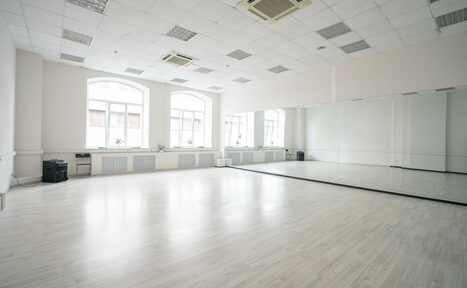 Арендовать  Alex Ballet Studio (Алекс Балет Студио). Светлый зал со станком и высокими потолками