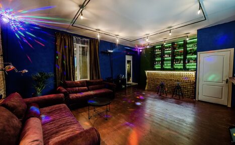 Арендовать Лофт с диванами и диско-шаром