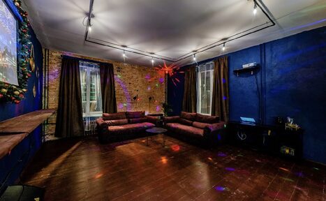 Арендовать Лофт с диванами и диско-шаром