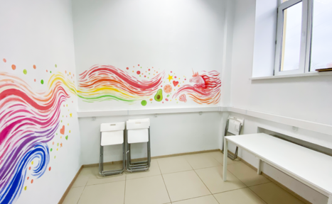 Арендовать Светлая комната с ярким рисунком