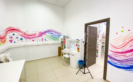 Арендовать Светлая комната с ярким рисунком