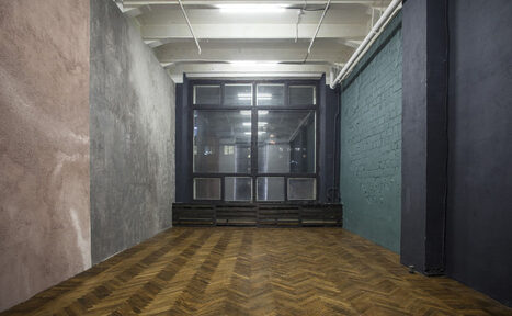 Арендовать WoodStudios Минималистичный зал с панорамным окном