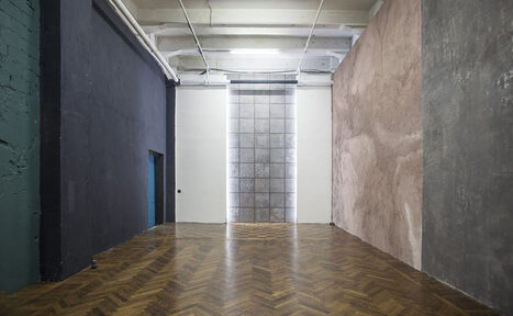 Арендовать WoodStudios Минималистичный зал с панорамным окном