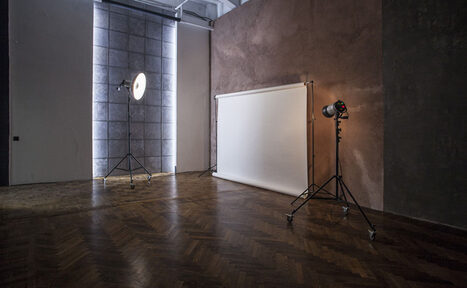 Арендовать WoodStudios Минималистичный зал с панорамным окном