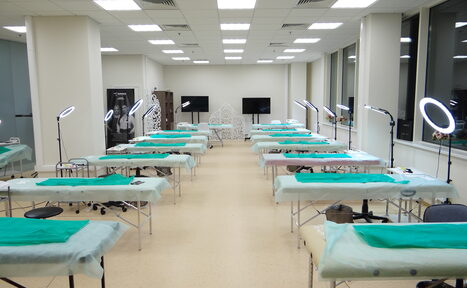 Арендовать Светлый тренинг зал с большими окнами