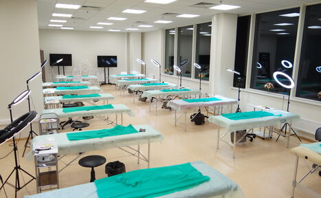 Арендовать Светлый тренинг зал с большими окнами