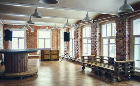 Арендовать Кирпичный лофт с большим количеством окон