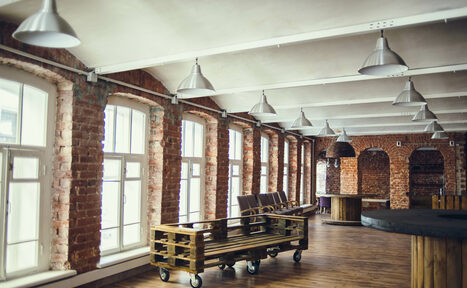Арендовать Кирпичный лофт с большим количеством окон