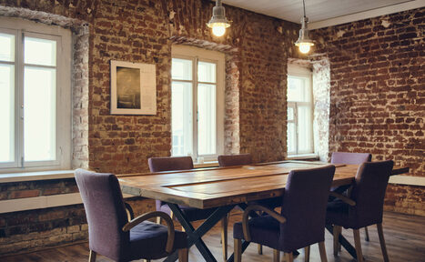 Арендовать Кирпичный лофт с большим количеством окон