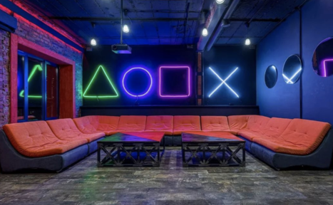 Арендовать Space Loft Лофт с проектором и неоновыми фигурами