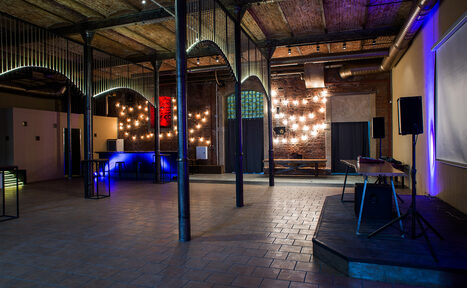 Арендовать Campus Loft. Лофт с высокими потолками и сценой