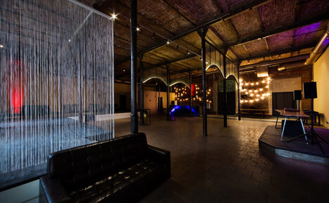 Арендовать Campus Loft. Лофт с высокими потолками и сценой